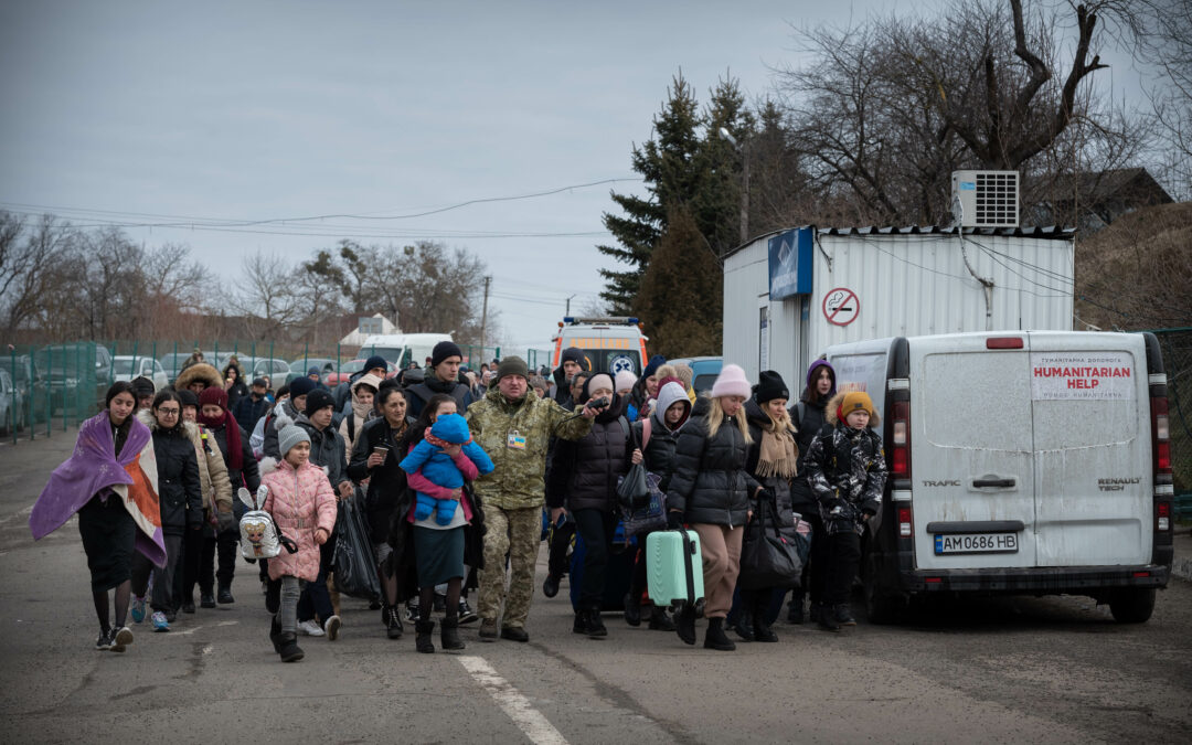 Crisis de refugiados y migrantes, el principal daño del conflicto Rusia-Ucrania, afirman periodistas y activistas￼