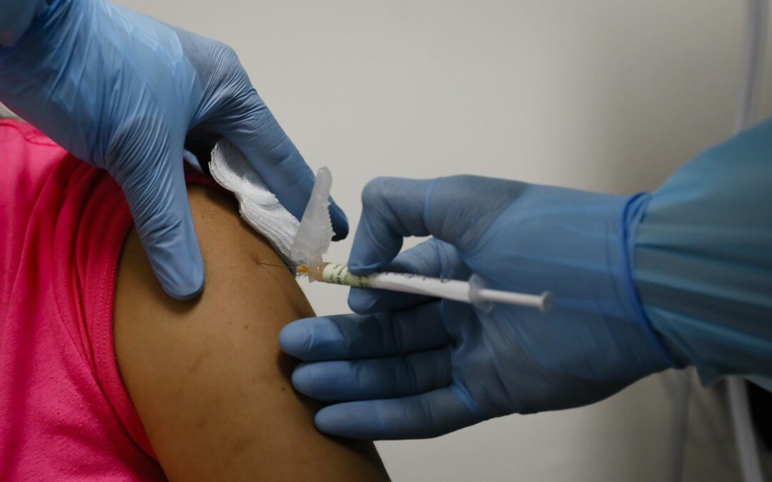 Expertos insisten en la vacunación como única arma para protegerse de las nuevas variantes de COVID-19