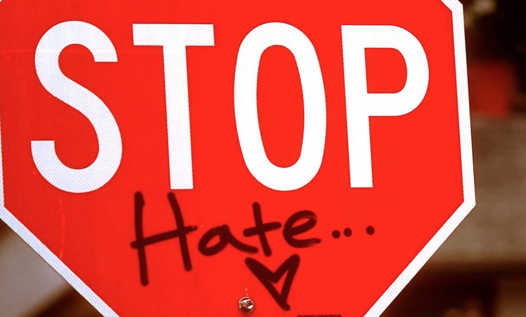 California lanza la iniciativa STOP THE HATE / ALTO AL ODIO para acabar con el odio racial