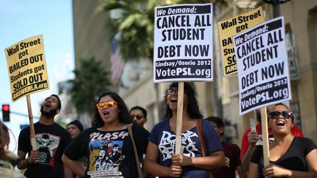 La carga de la deuda estudiantil afecta significativamente a las comunidades de color